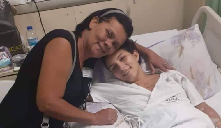 Essa é a Caroline Nunes, descobriu um câncer e precisa de sua ajuda