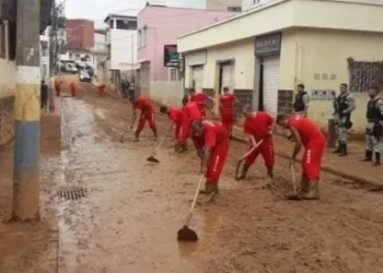 Juiz manda presos limpar cidade mineira devastada pela chuva