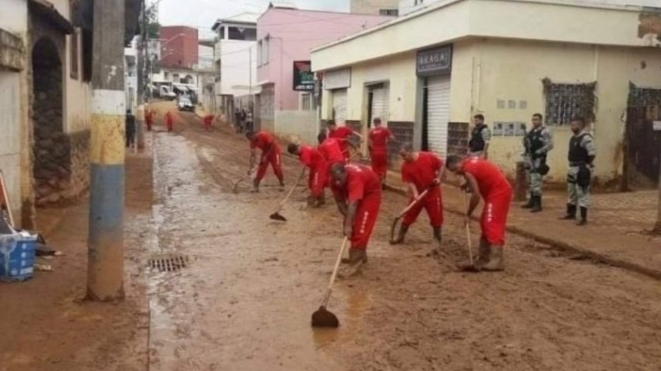 Juiz manda presos limpar cidade mineira devastada pela chuva