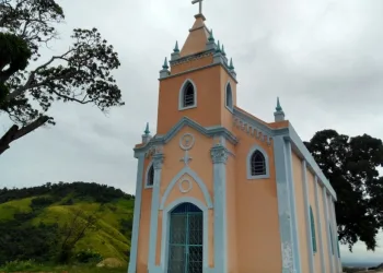 POR DENTRO DA CAPELA NOSSA SENHORA DA PENHA, EM COSMOS, NA ZONA OESTE DA CIDADE DO RIO DE JANEIRO