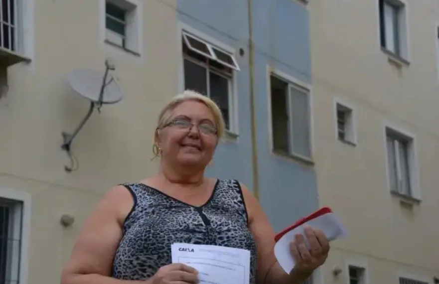 Idosa ganha casa própria na Zona Oeste e diz: ” É o dia mais feliz da minha vida