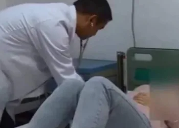 Mãe infarta ao tentar explicar dever de casa para o filho