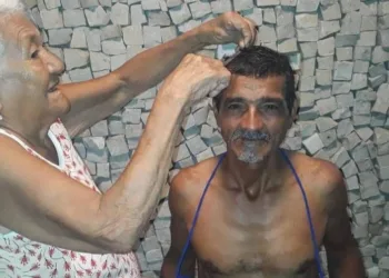 Aos 90 anos, mãe raspa cabelo de filho de 60 aprovado em enfermagem