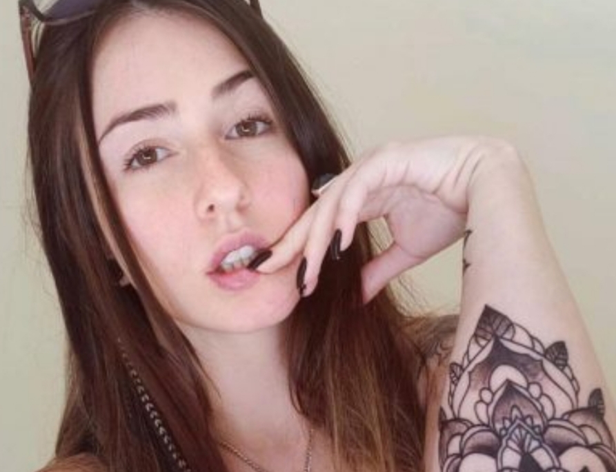 Jovem de 23 anos ganha R$6000.00 vendendo nudes na internet