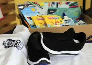 Prefeitura começa a distribuir kit escolar que pela primeira vez inclui par de tênis