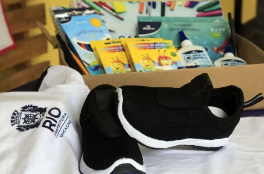 Prefeitura começa a distribuir kit escolar que pela primeira vez inclui par de tênis