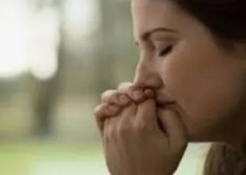 O silêncio de Deus não significa abandono. Enquanto a gente ora e chora, Ele trabalha.