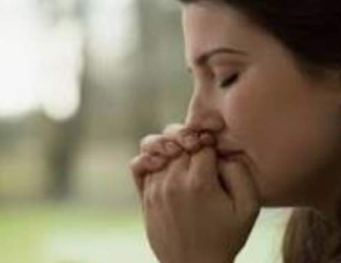 O silêncio de Deus não significa abandono. Enquanto a gente ora e chora, Ele trabalha.