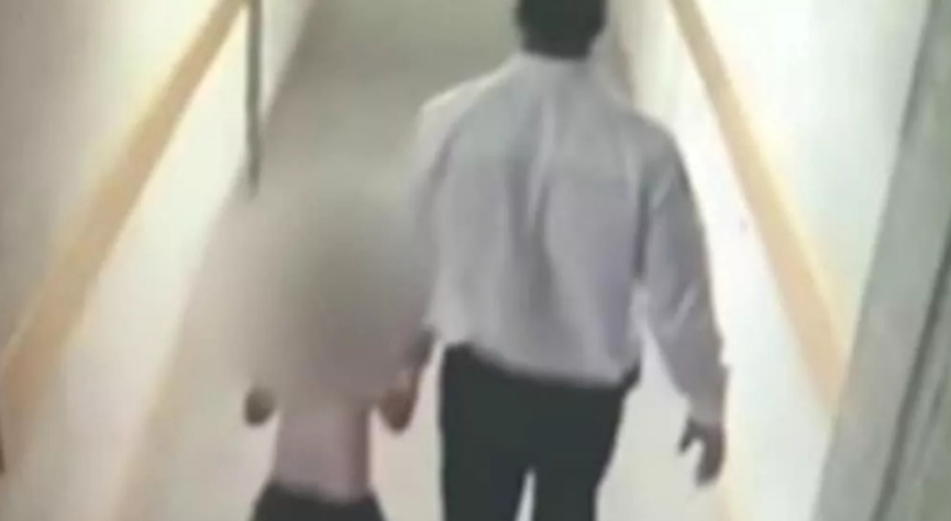 Segurança de shopping abusa de bebê de 3 anos que se perdeu da mãe