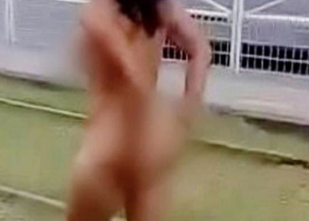 Mulher agredida corre pelada na rua para não ser morta a pauladas