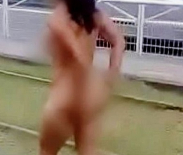 Mulher agredida corre pelada na rua para não ser morta a pauladas