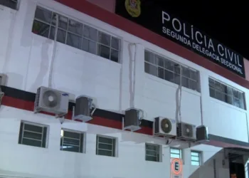 Criança mata padrasto com facada no pescoço na frente da mãe e do irmão