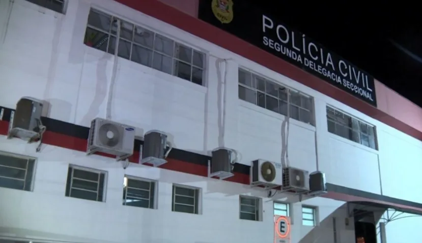 Criança mata padrasto com facada no pescoço na frente da mãe e do irmão