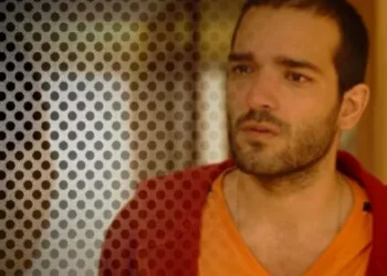 Sandro leva um tiro para proteger o irmão e pode morrer na novela Amor de Mãe