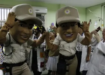 Guardas Municipais fazem bloco de carnaval no setor de pediatria do Salgado Filho