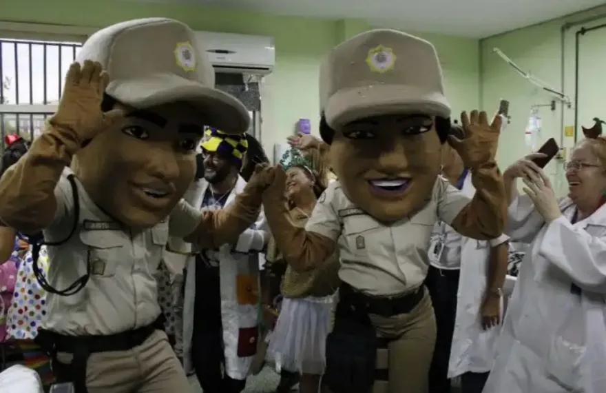 Guardas Municipais fazem bloco de carnaval no setor de pediatria do Salgado Filho
