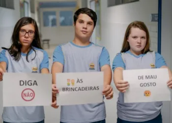 Alunos fazem vídeo alertando amigos a negarem brincadeira viral da internet