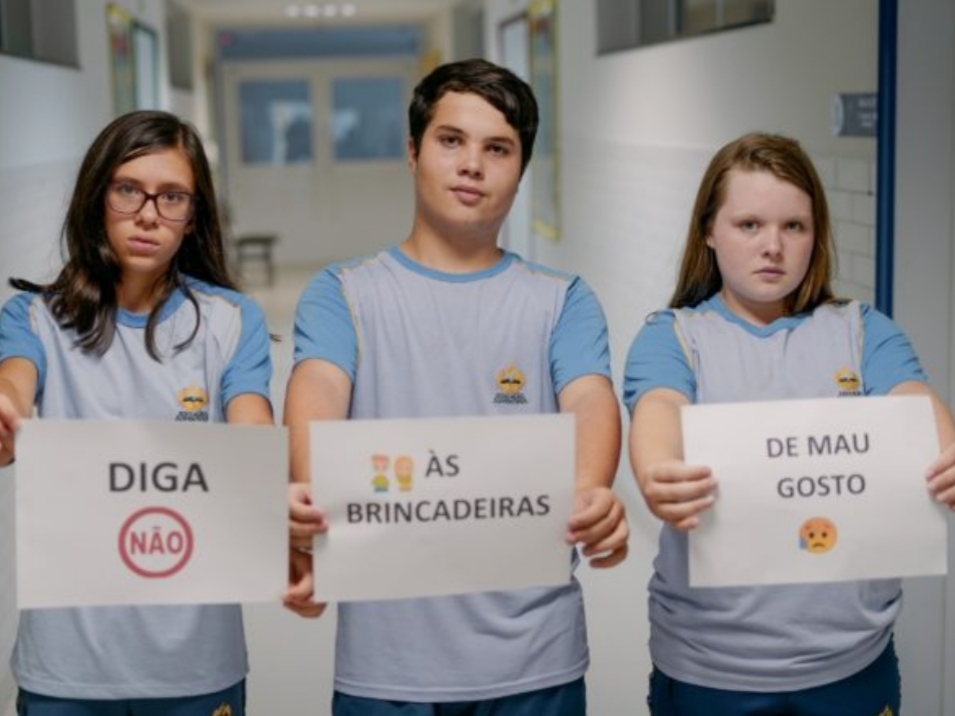 Alunos fazem vídeo alertando amigos a negarem brincadeira viral da internet