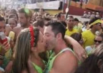 Médico diz como doença do beijo pode ser evitada no carnaval
