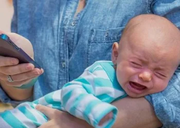 Trocados pela Internet: A Geração de Filhos Órfãos de Pais que NÃO Largam o Celular!