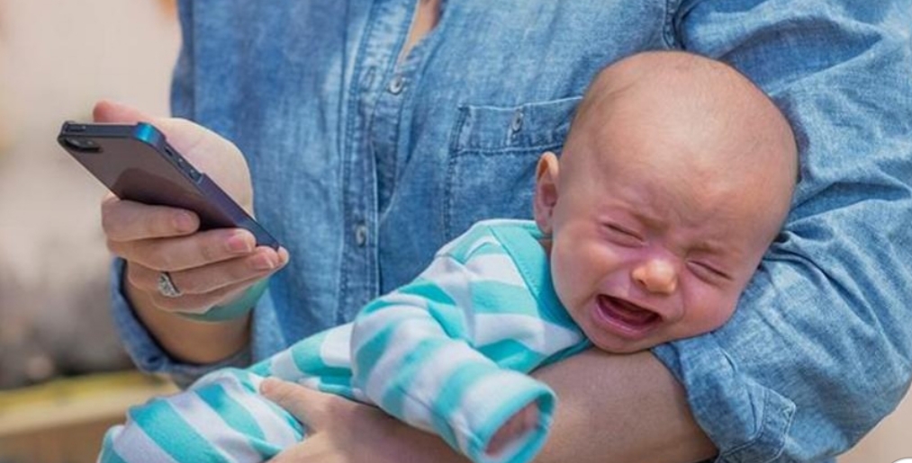 Trocados pela Internet: A Geração de Filhos Órfãos de Pais que NÃO Largam o Celular!