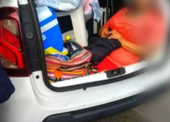 Policia flagra genro transportando sogra no porta -malas do carro