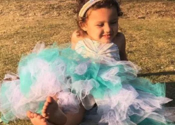 Menina morta a tiros é sepultada vestida de Branca de Neve