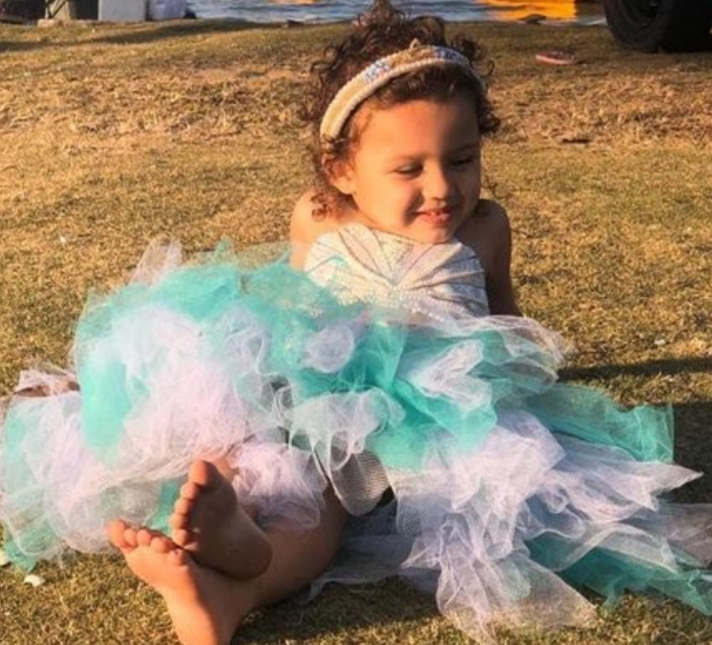 Menina morta a tiros é sepultada vestida de Branca de Neve