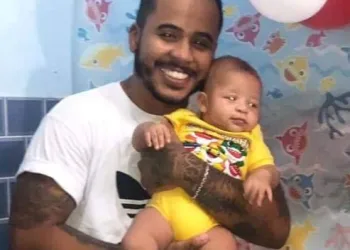 Jovem emociona as redes sociais por causa de um bebê… Entenda