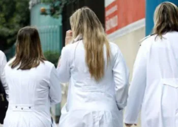 COMEÇA A VALER LEI ESTADUAL QUE PUNE USO DE JALECO NA RUA