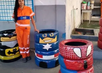 Pneus ganham cores e formas de super heróis pelas mãos de gari da Comlurb