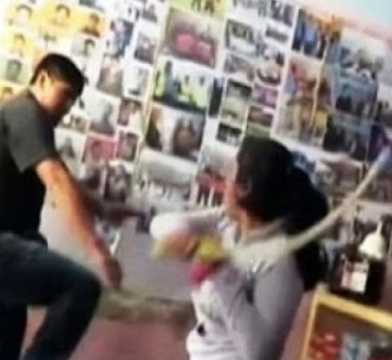 Por causa de traição,  mulher da chicotada em marido ( vídeo)