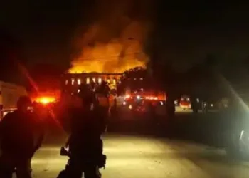 Cedae é multada por falta de água durante incêndio no Museu Nacional