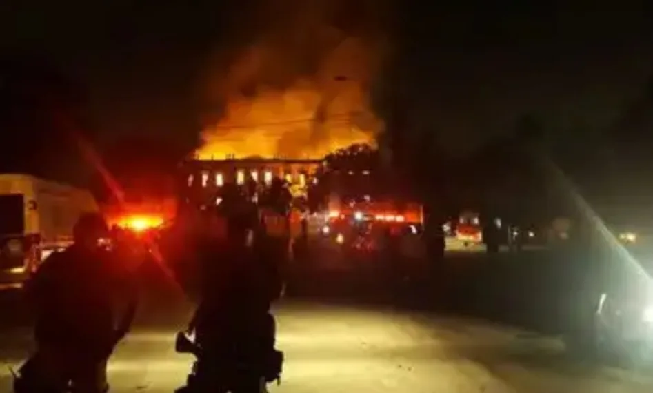 Cedae é multada por falta de água durante incêndio no Museu Nacional