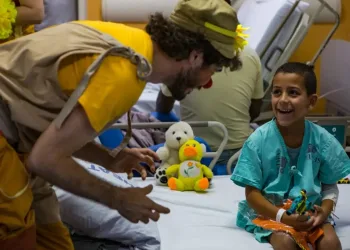 Secretaria de Saúde faz ação de Carnaval em alas pediátricas 