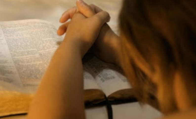 Daquele que ora, Deus muda a história. Ele transforma maldição em bênção.