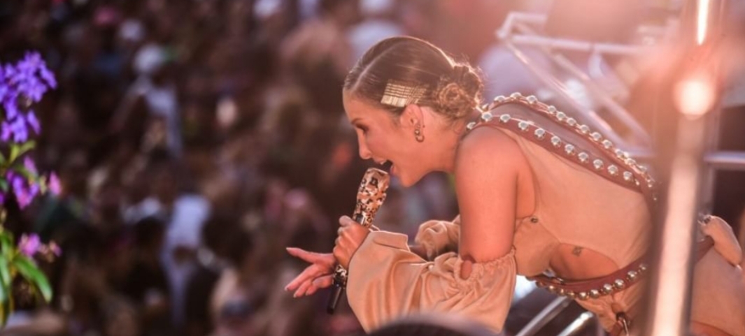 Claudia Leitte fica presa em cabo de aço e tem apresentação cancelada no Carnaval