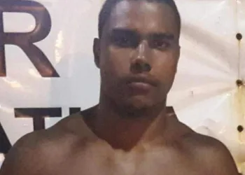 Acusado de assassinar um homem na frente da familia em Guaratiba está foragido
