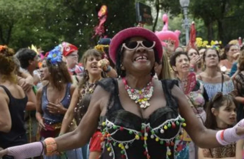 Milhares de pessoas no bloco Cordão do Boitatá no Rio