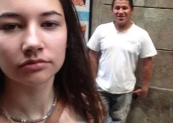 ESSA MULHER FICOU CANSADA DE RECEBER CANTADAS NA RUA E RESOLVEU TIRAR SELFIES COM ELES, VEJA O RESULTADO