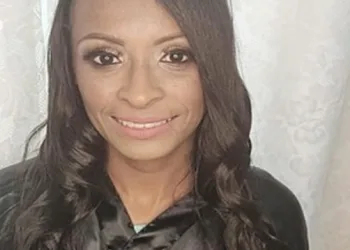Mulher é morta com 20 facadas pelo ex-companheiro na frente das filha de 16 anos