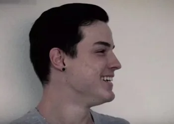 Jovem deixa as drogas após ouvir a voz de Deus em balada: “O teu lugar não é aqui”