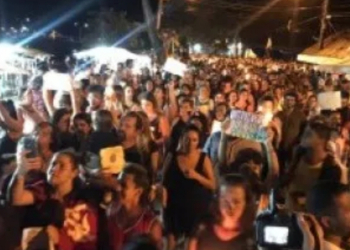 Mulheres protestam contra estupro na Vila do Abraão, em Ilha Grande