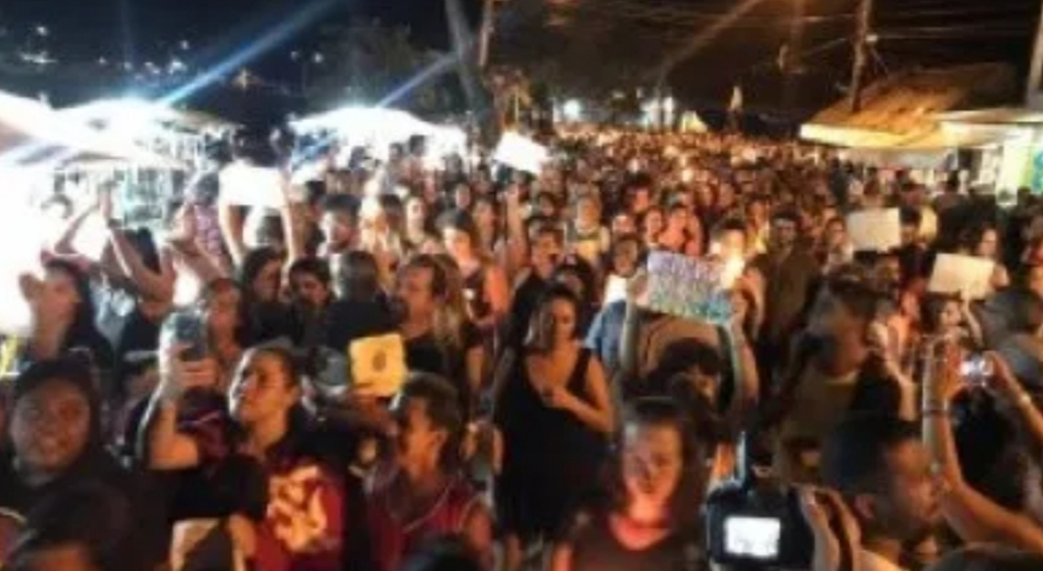 Mulheres protestam contra estupro na Vila do Abraão, em Ilha Grande