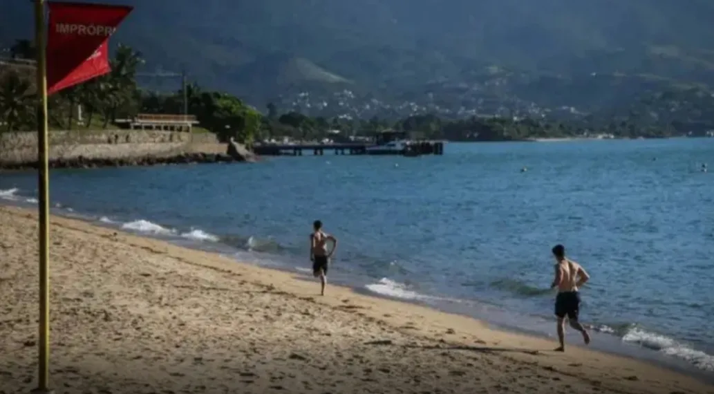 Homem leva multa de R$500 por entregar atestado e postar foto na praia