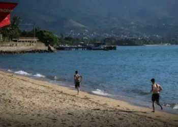 Homem leva multa de R$500 por entregar atestado e postar foto na praia