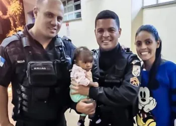 Policiais salvam bebê engasgado no Rio