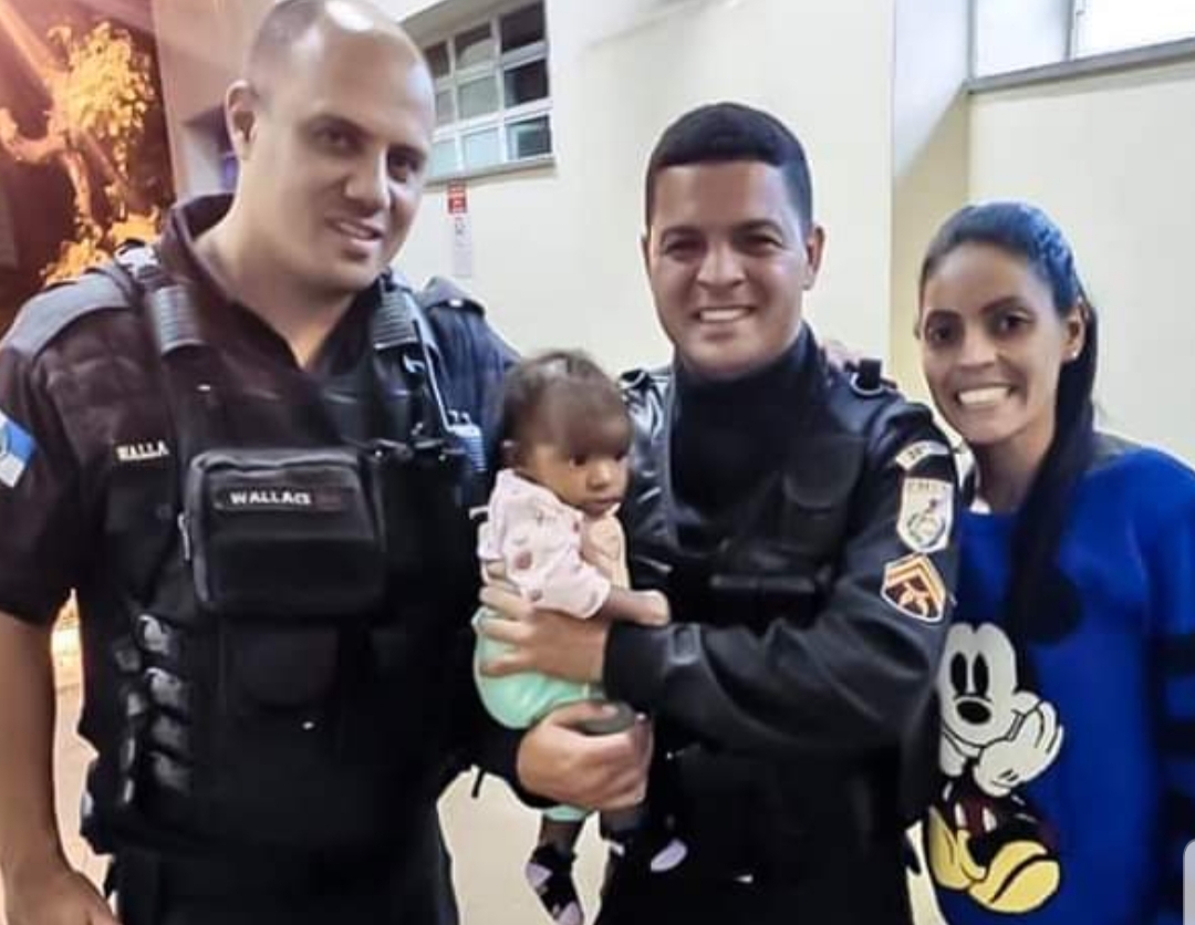 Policiais salvam bebê engasgado no Rio