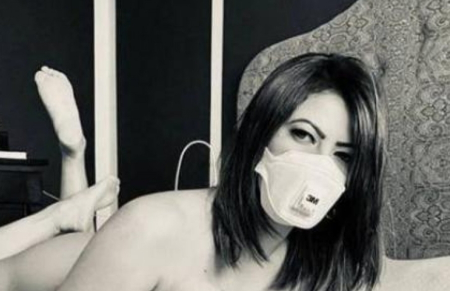 Modelo brasileira é criticada por tirar foto ironizando coronavírus Essa não é a primeira vez que