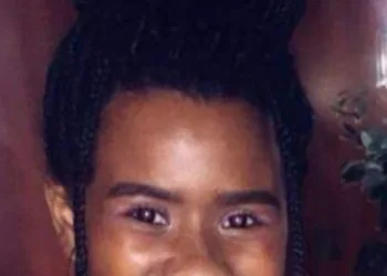 Jovem é morta por bala perdida no Rio
